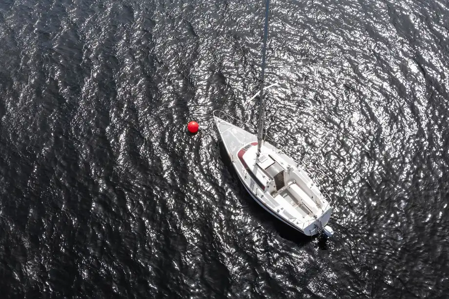 Motora navegant per la costa